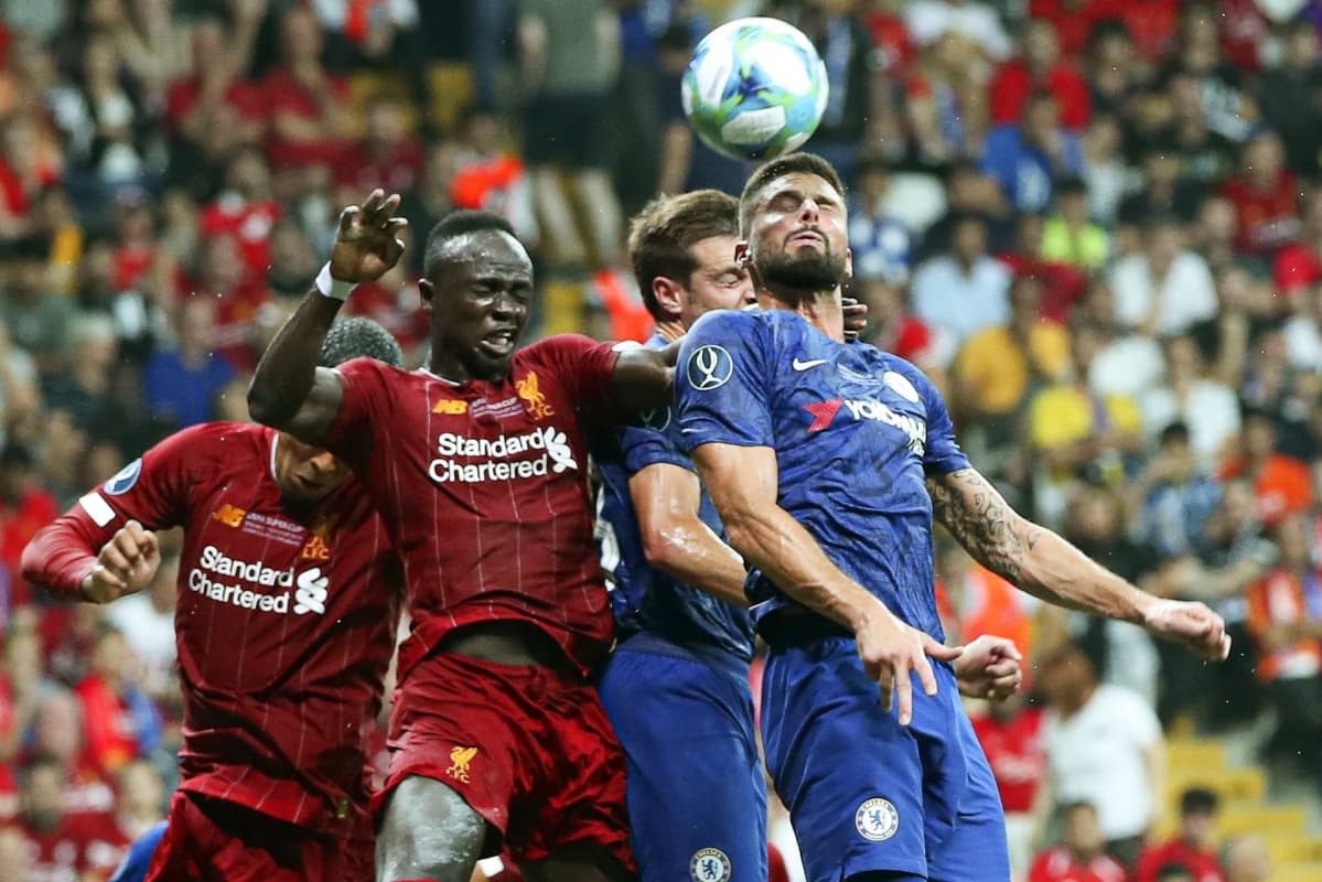 Liverpoolin Sadio Mane ja Chelsean Olivier Giroud kuvassa