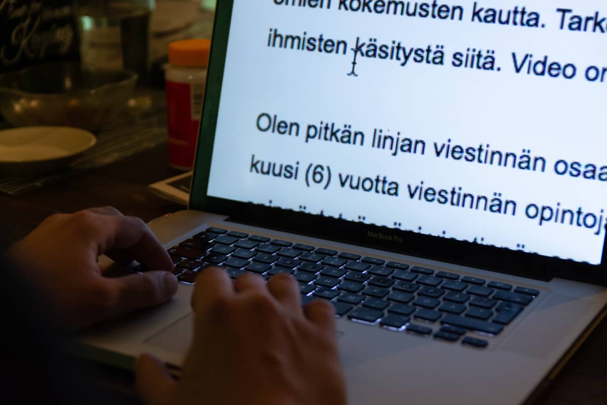 Evgeni Fomin tietokoneen ääressä