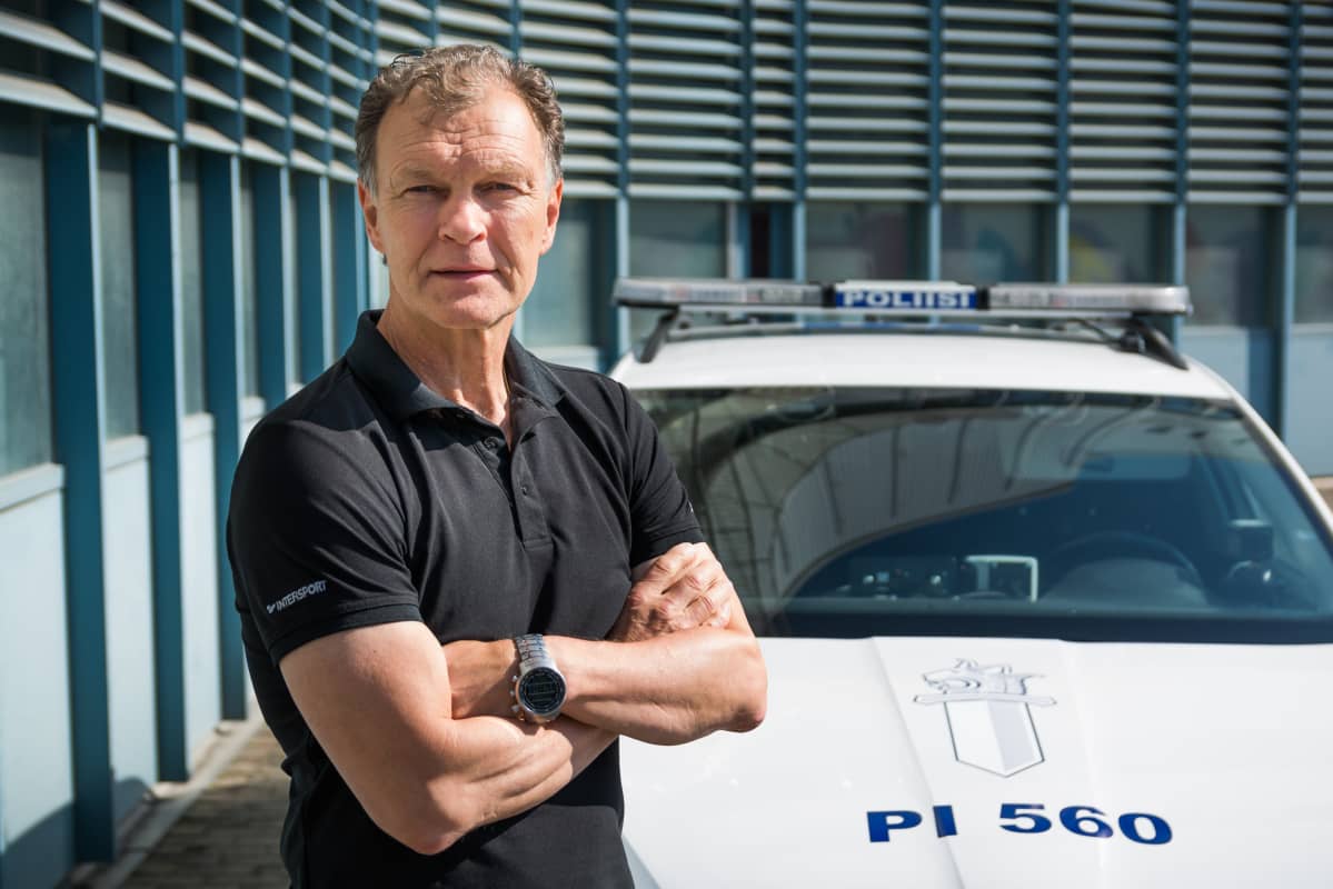 Ilkka Laasanen Sisä-Suomen poliisilaitoksen edessä Tampereella.