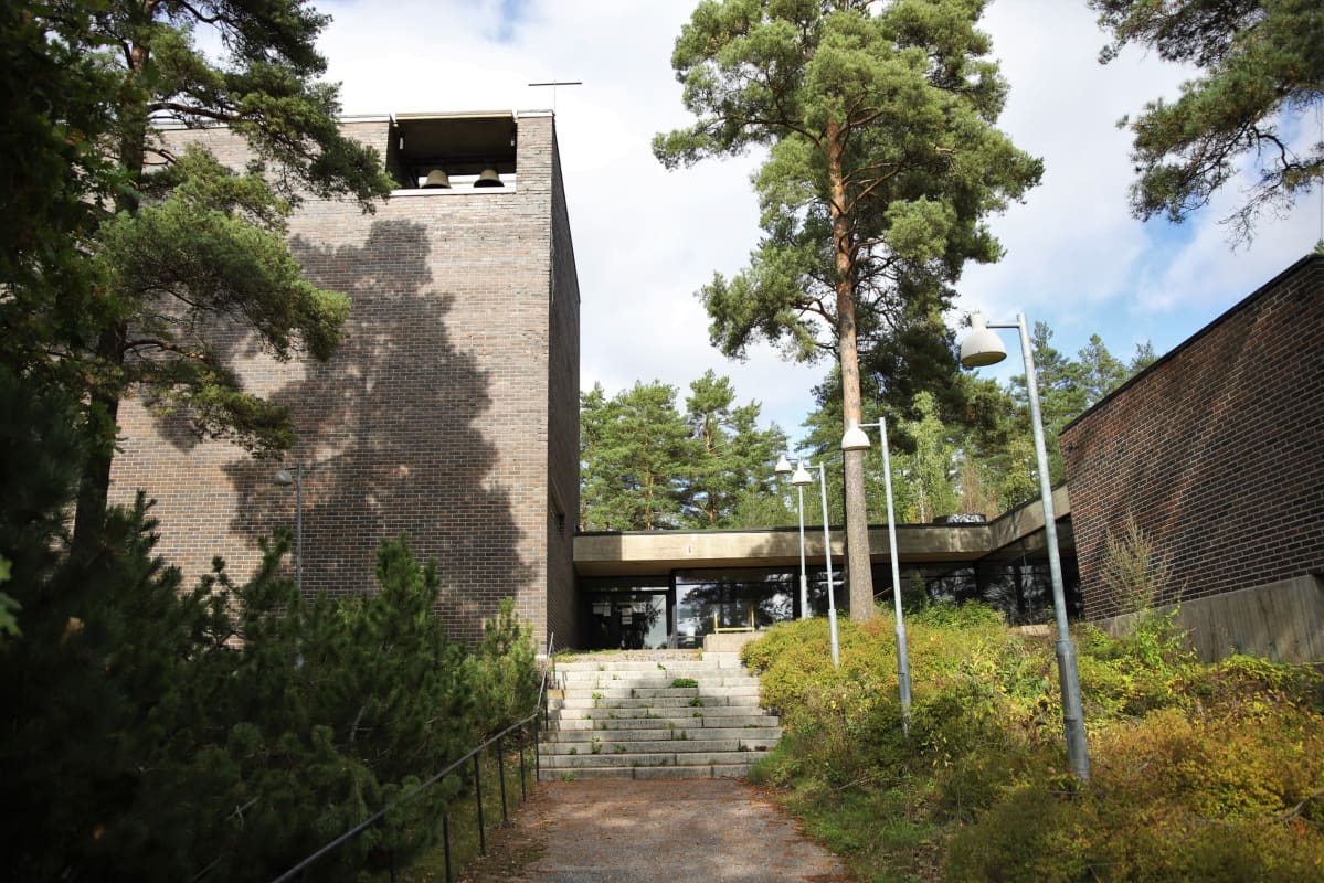 Pallivahan kirkon julkisivu.