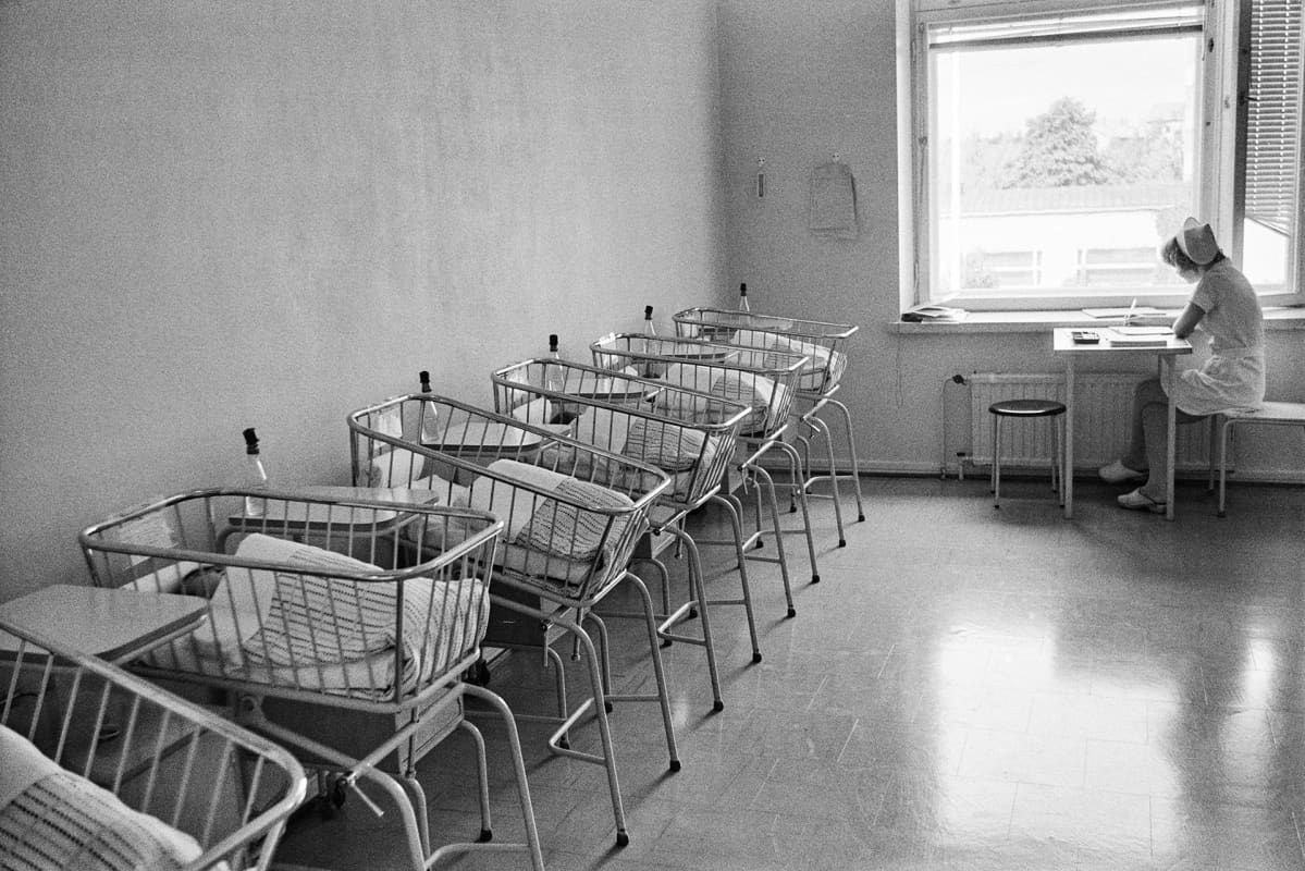 Sofianlehdonkatu 5. Vastasyntyneiden vauvojen sänkyjen rivistö Kätilöopiston sairaalan lastenhuoneessa.