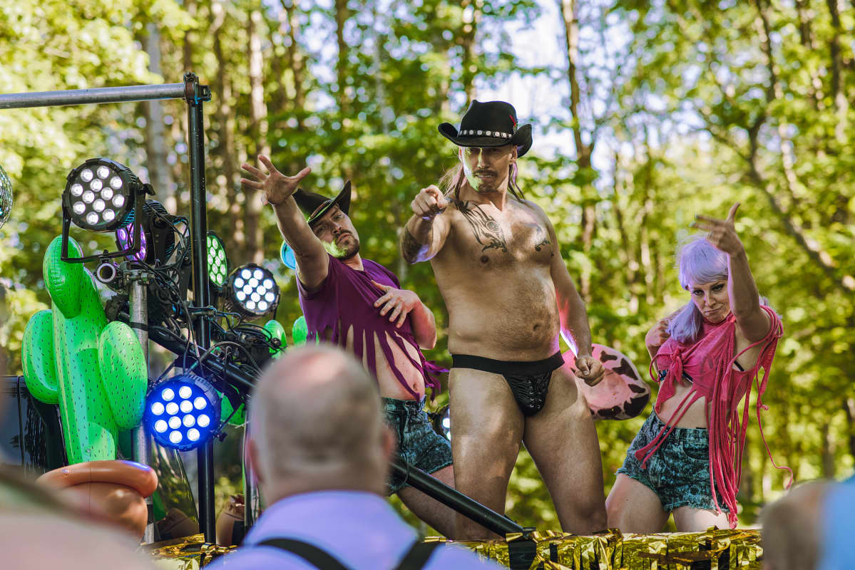 Teflon Brothersin ja Kalevauvan Juhannussimaa on elokuvan tunnuskappale. Homeliuksen kekkereissä sitä esittää Urho Puuma (elokuvan toinen käsikirjoittaja Petja Lähde).