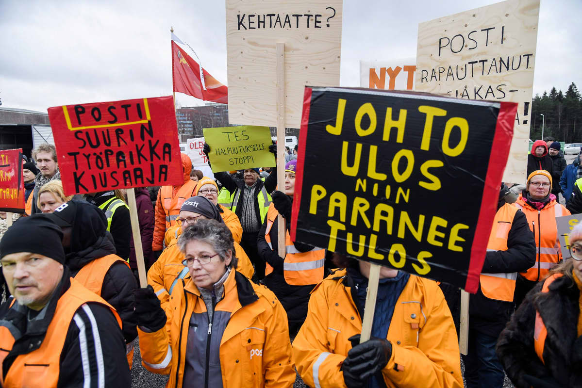 Posti ja logistiikka-alan unioni PAU järjesti mielenosoituksen Postin työehtojen romuttamista vastaan Postin pääkonttorilla Pasilassa Helsingissä 12. marraskuuta