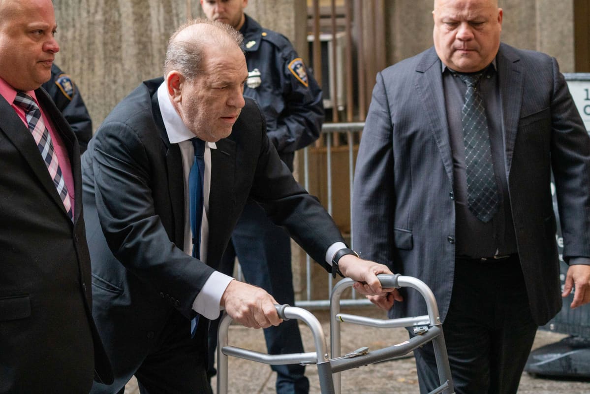 Harvey Weinstein kävelee tuen kanssa