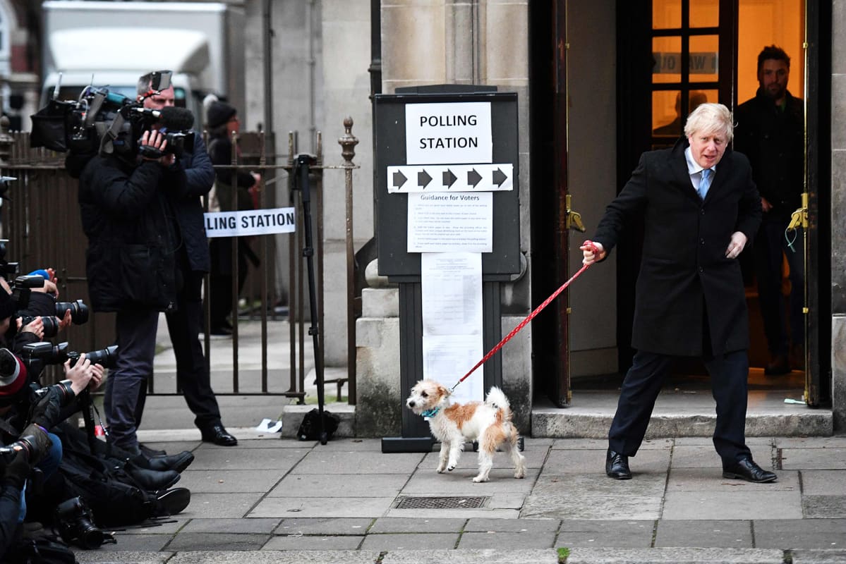 Pääministeri Boris Johnson kävi äänestämässä Dilyn-koiransa kanssa Lontoossa.