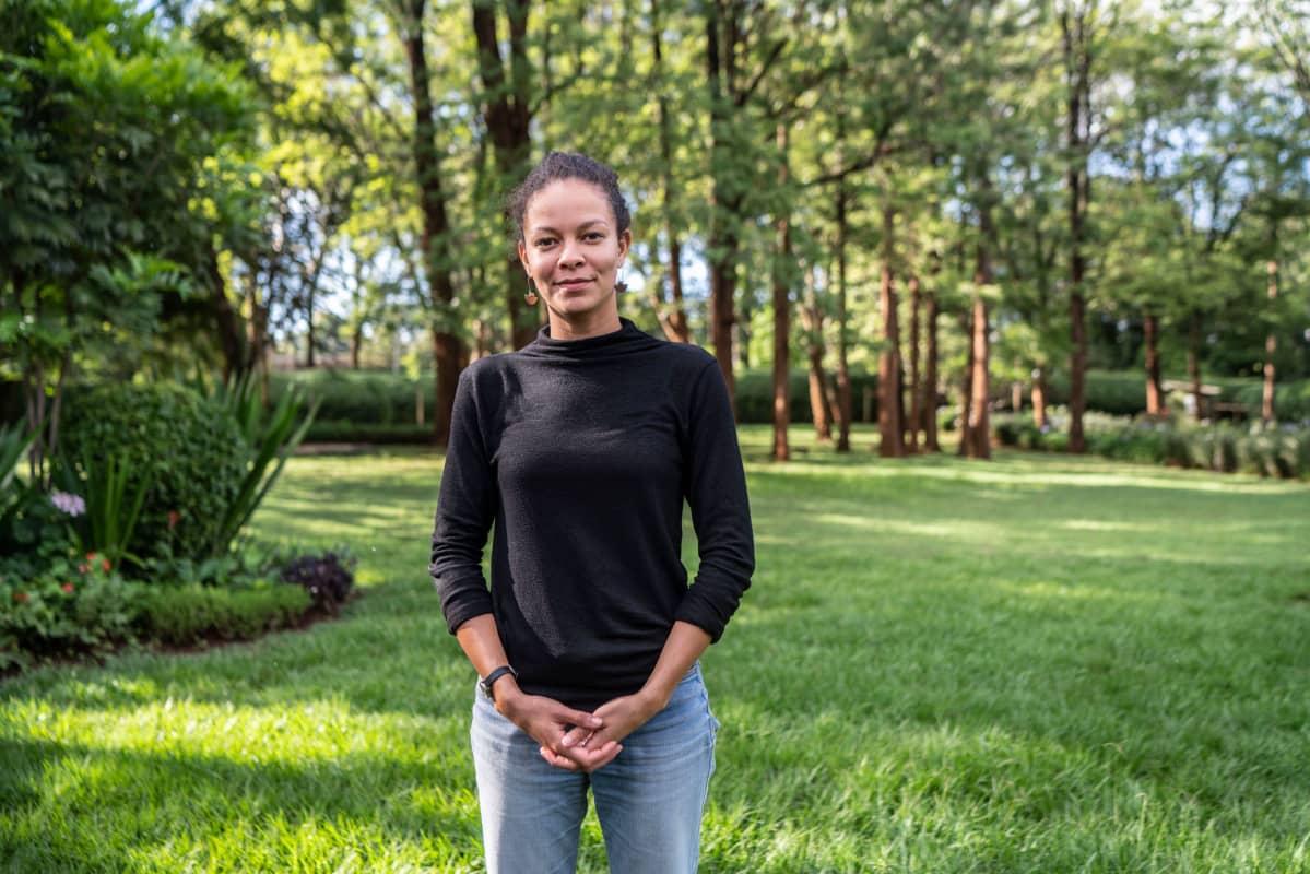 Sophie Rottman on Shamba Shape Up-ohjelman tuottaja. Viime vuosina kysymykset ilmastonmuutoksesta ovat nousseet kaiken muun edelle, ja pienviljelijöitä halutaan auttaa sopeutumaan muuttuviin olosuhteisiin.