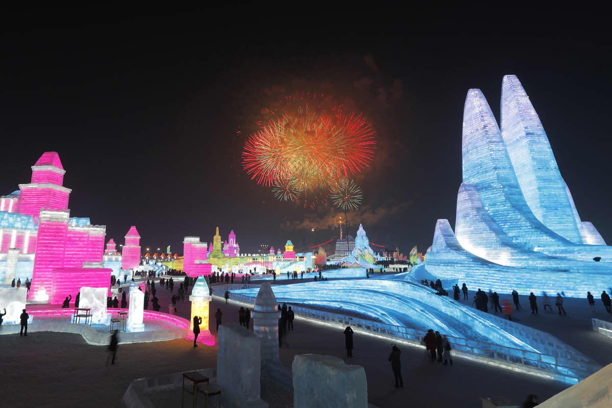 36. Harbin International Ice and Snow Festival aukesi sunnuntaina ilotulituksella Harbinissa Kiinassa.