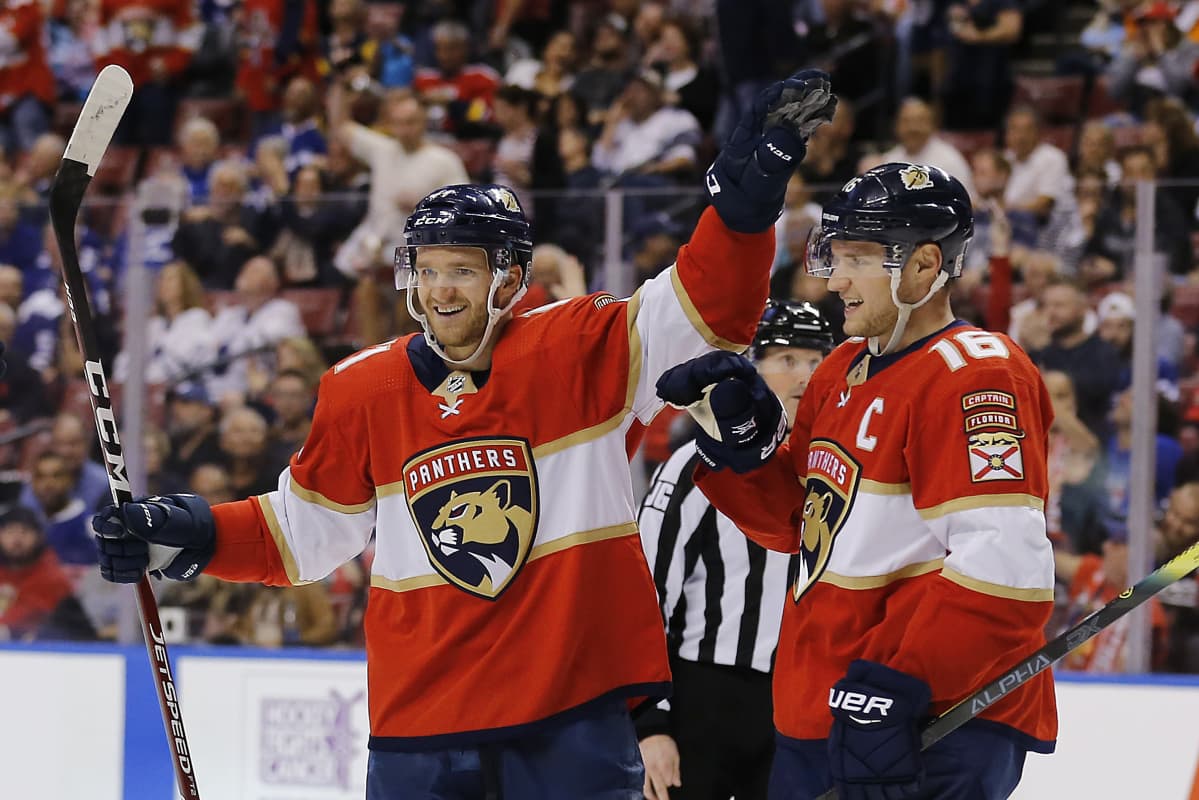 Jonathan Huberdeau tuulettaa, Aleksander Barkov hymyilee vierellä.