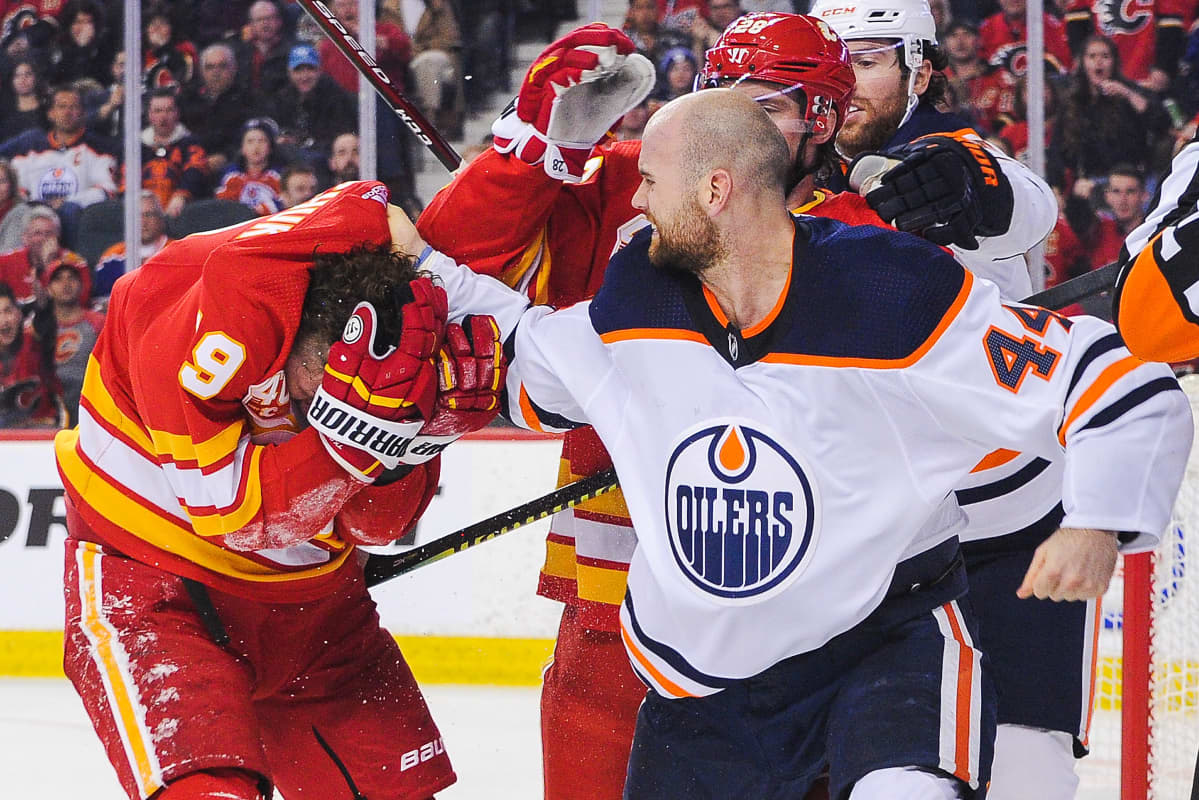 Edmontonin Zack Kassian ja Calgary Flamesin Matthew Tkachuk tappelevat.