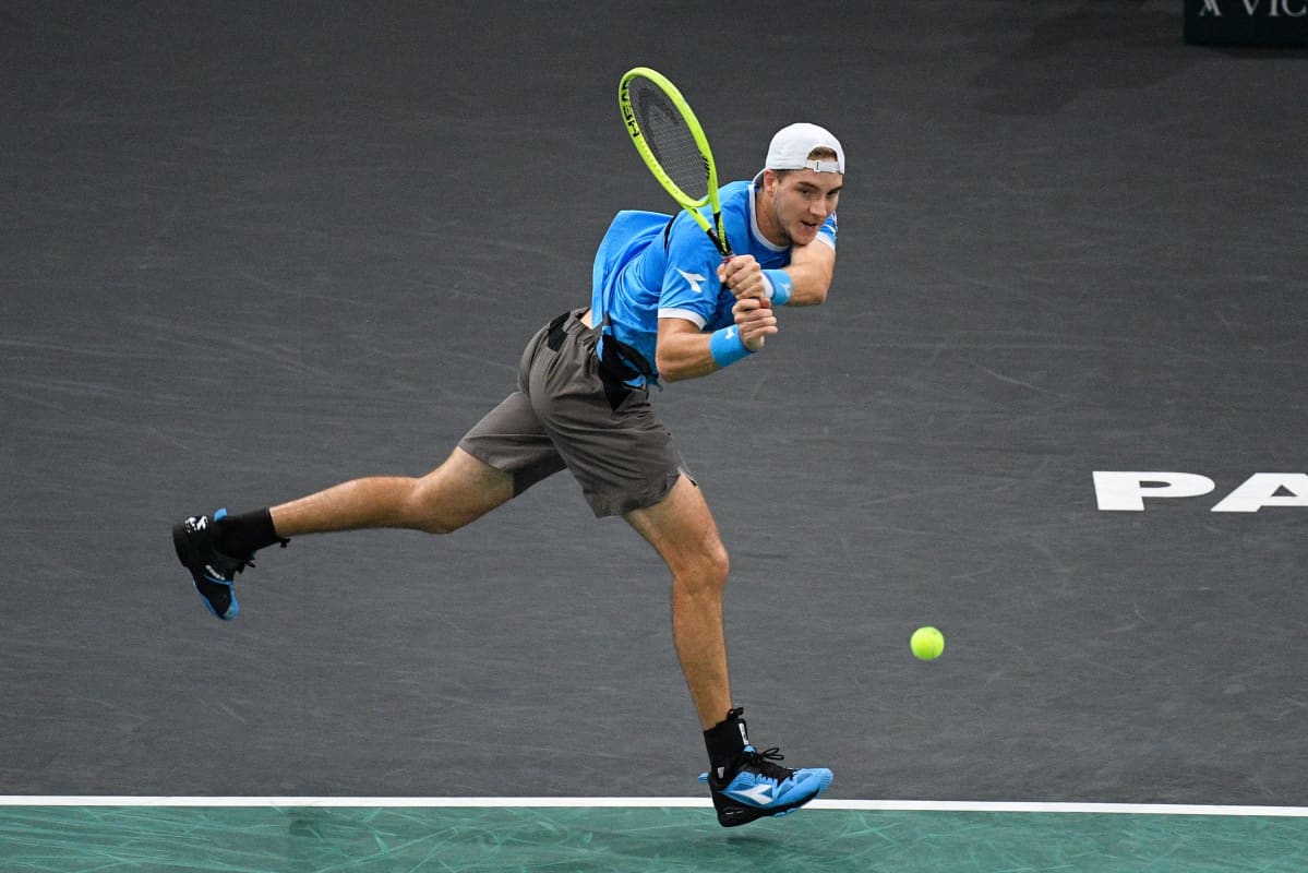 Jan-Lennard Struff tositoimissa.