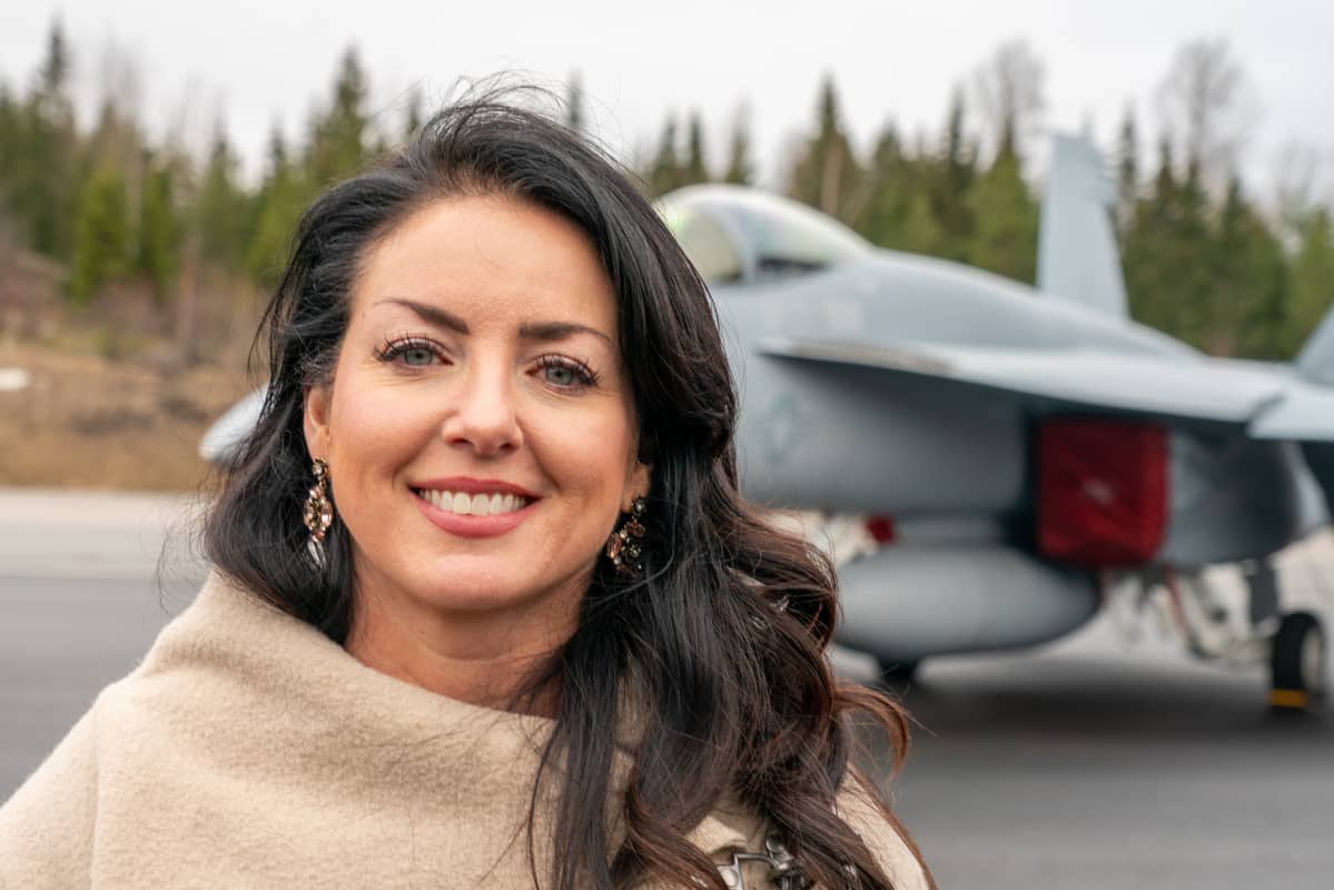 Jennifer Tebo Satakunnan lennoston kentällä Pirkkalassa.