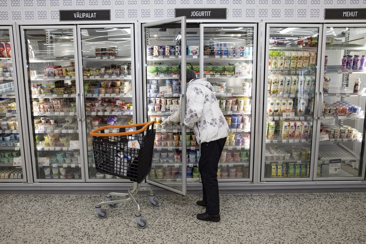Sirkka Hytönen Äänekoskella K-Supermarket Suosikissa, joka avasi ovensa erityisryhmille aikaisemmin.