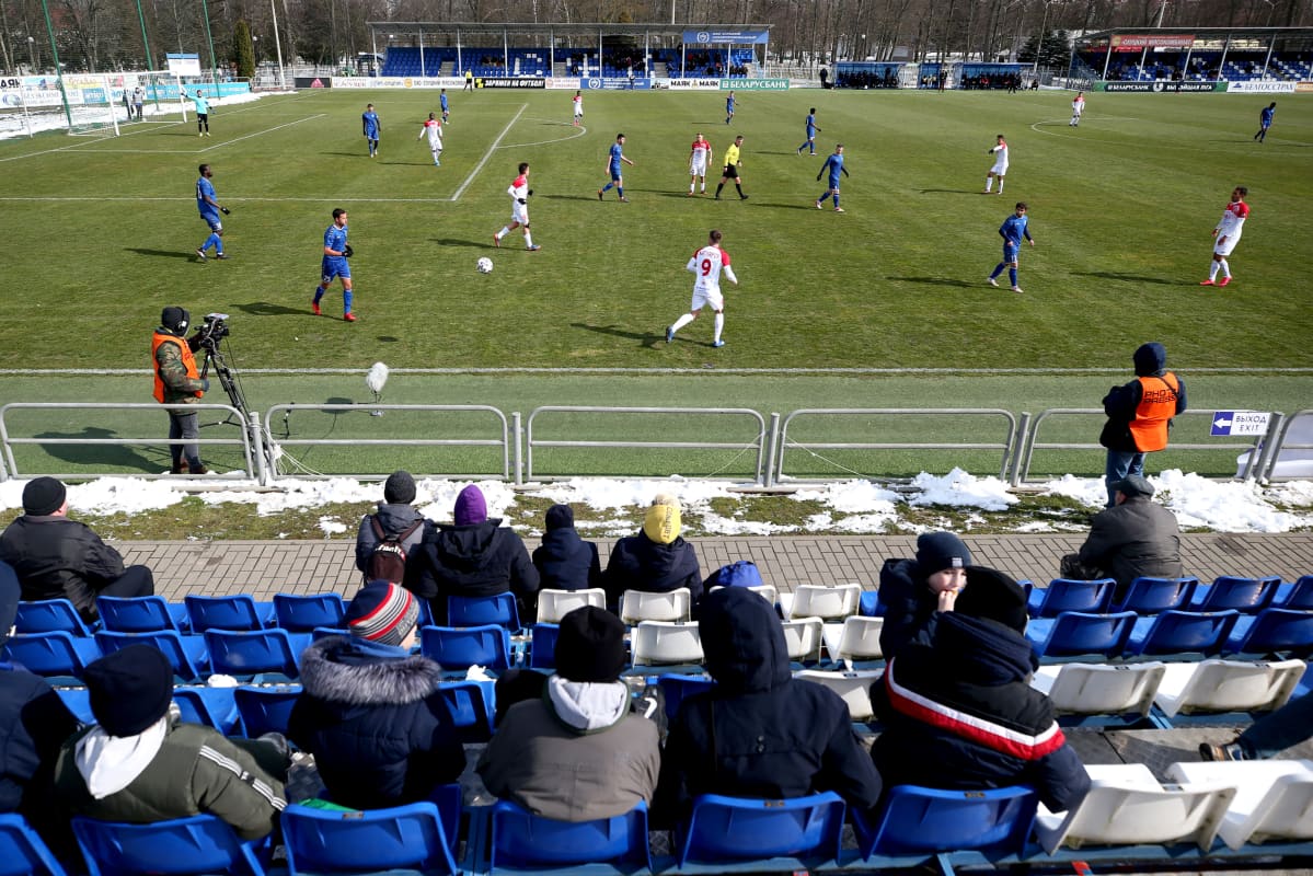 Fanijoukko seurasi Valko-Venäjän cupin ottelua FC Slutskin ja Slavia Mozyrin välillä Slutskin kaupungissa 22. päivä maaliskuuta. Valko-Venäjän urheilusarjat pyörivät normaalisti koronaviruspandemiasta huolimatta.