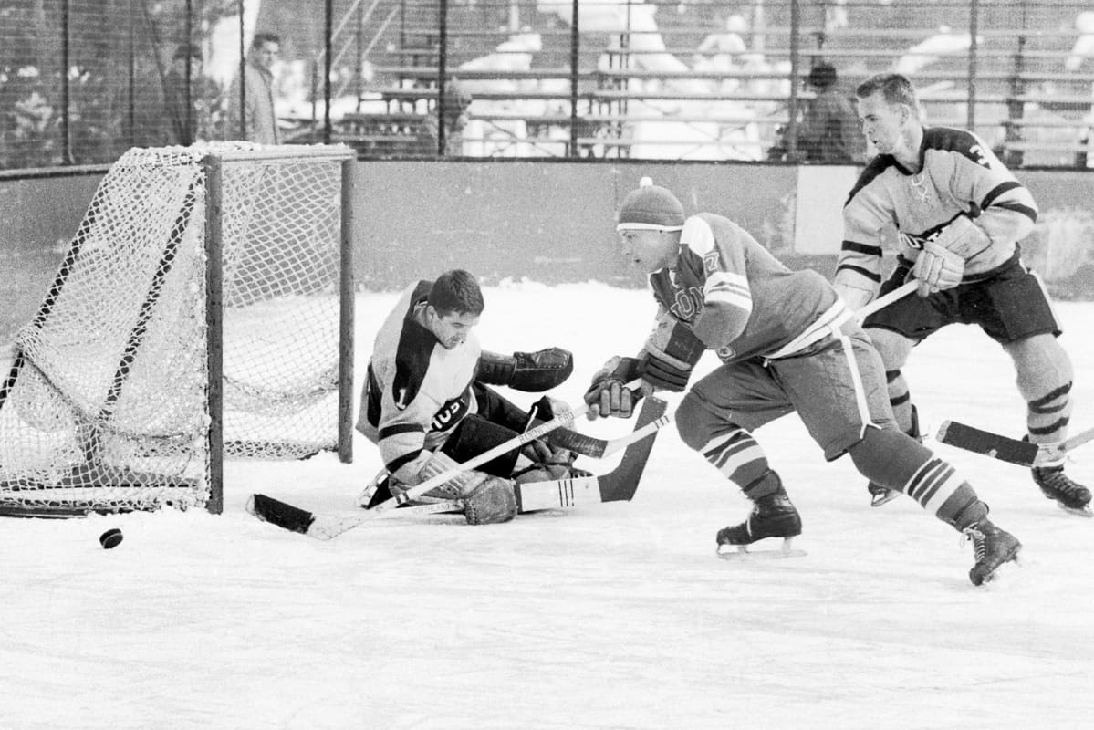 Kuvassa pelataan jääkiekkoa talviolympialaisissa vuonna 1960.