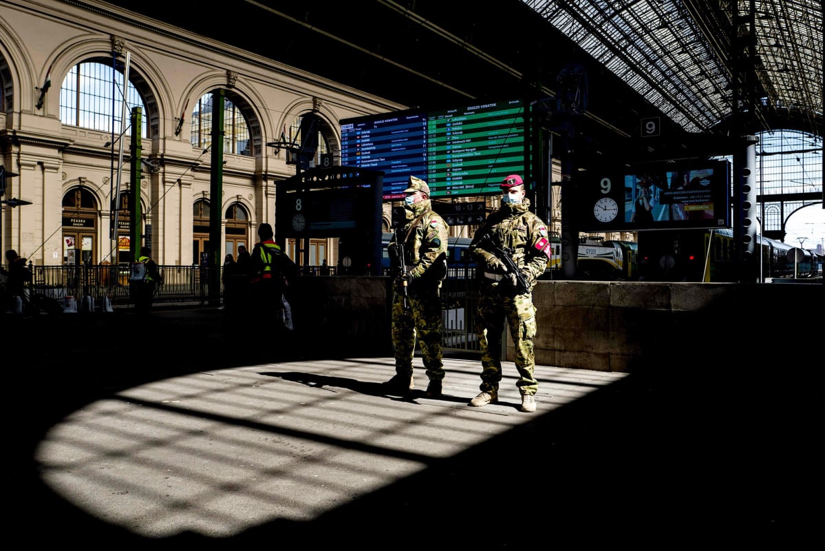 Unkarilaiset sotilaat vartioivat Keletin rautatieasemalla Budapestissa.