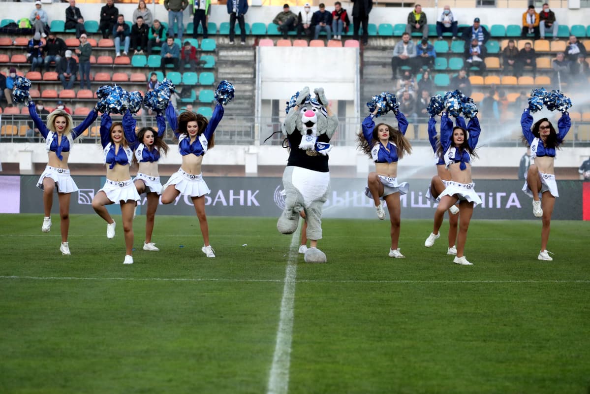 Cheerleaderit loivat tunnelmaa Dinamo Brestin ja Islotsh Minskin välisessä jalkapallo-ottelussa 12. huhtikuuta 2020.