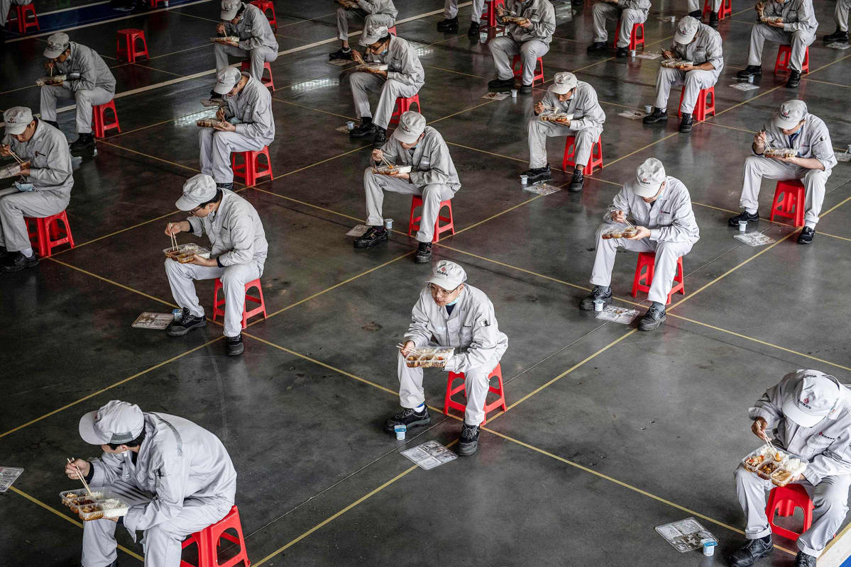 Autotehtaan työntekijöitä lounastauolla Kiinan Wuhanissa.