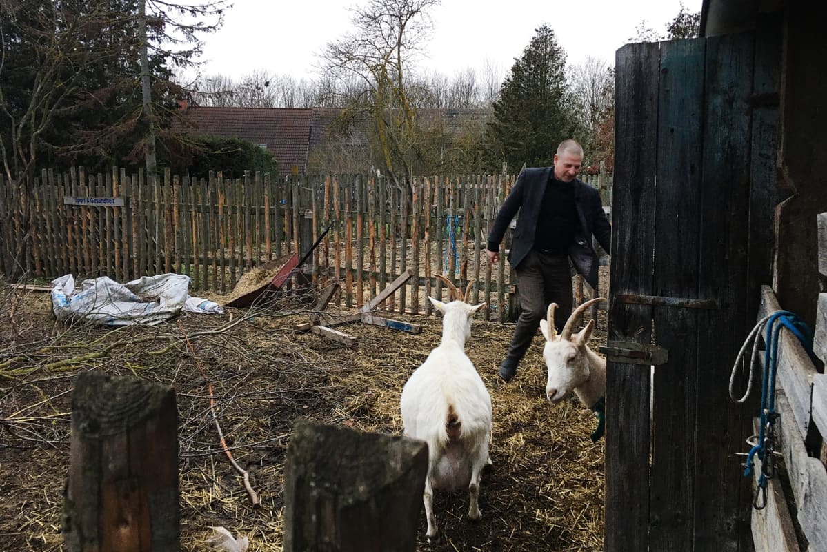 Äärioikeistolainen taustavaikuttaja Götz Kubitschek asuu lähes omavaraisella maatilalla Schnellrodan kylässä itäisessä Saksassa. Tilalla kasvatetaan muun muassa vuohia.