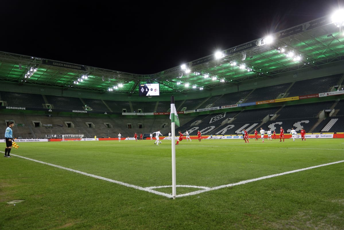 Pelaajia tyhjällä stadionilla.