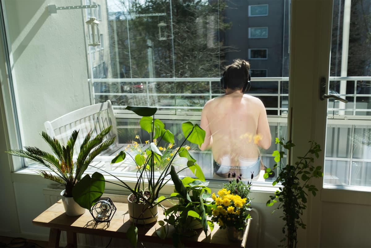 Emilia Kangasluoman kuvaama mies parvekkeella