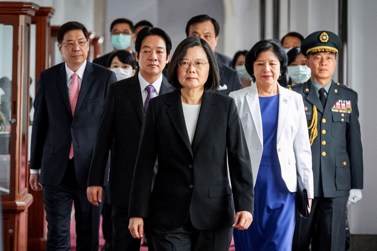 Kuvassa Taiwanin presidentti Tsai Ing-wen kävelee kohti kameraa.