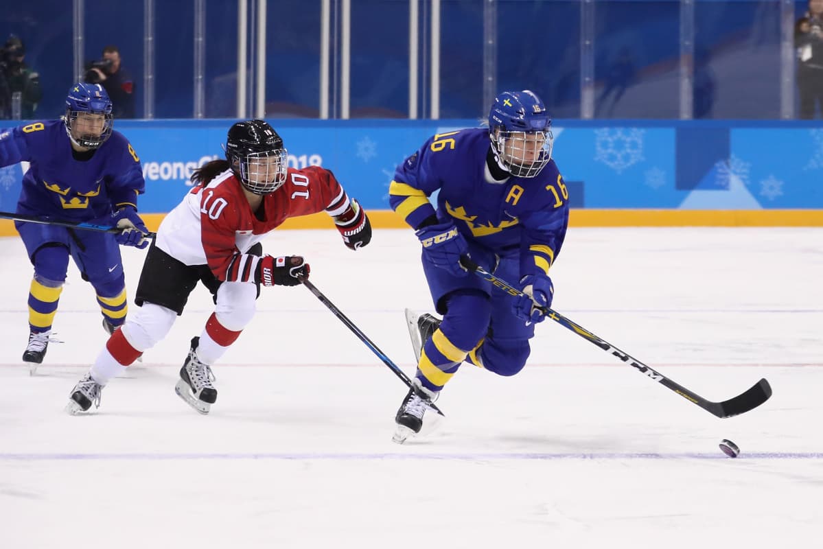 Pernilla Winberg luistelee karkuun Japanin Haruna Yoneyamalta Korean olympialaisissa 2018.
