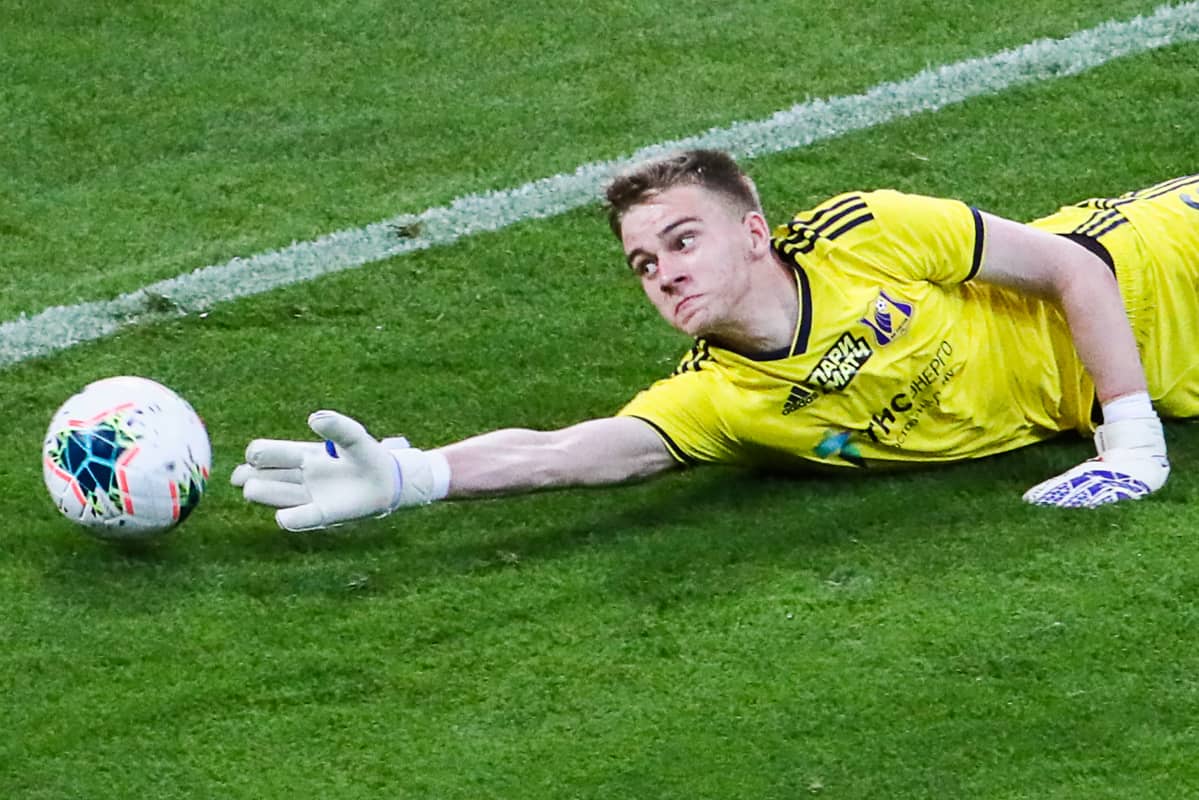 Rostovin maalivahti Denis Popov venyi moneen hienoon torjuntaan. Ne eivät kuitenkaan pelastaneet juniorijoukkuetta rökitykseltä.