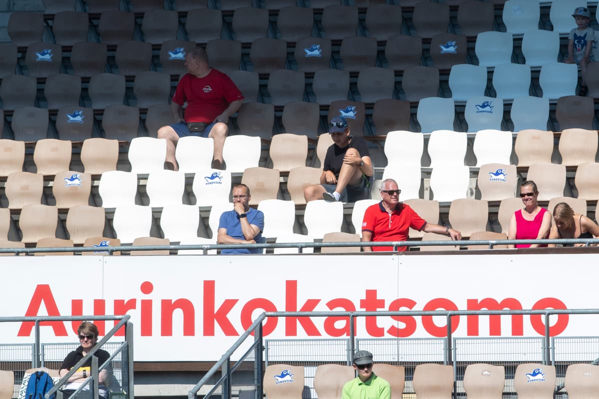 Yleisöä HJK-KuPS-ottelussa Kansallisessa liigassa.