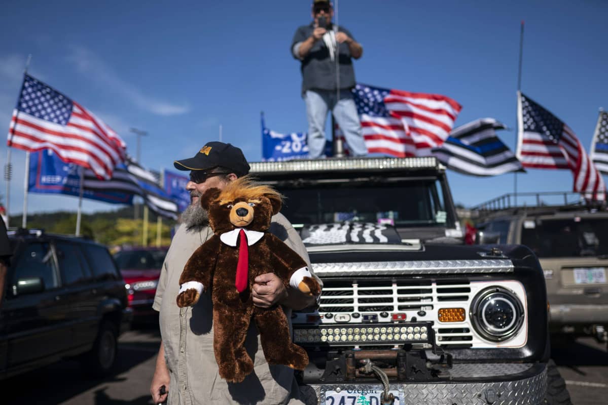 Presidentti Trumpin kannattaja Portlandissa ja sylissään Trumpia muistuttava nallekarhu, 29. elokuuta 2020.