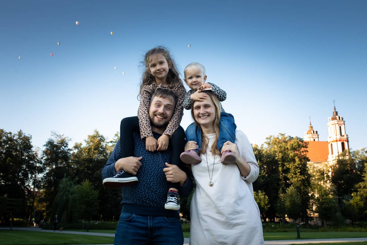 Artautas Mickevicius, Vaiva Mickieviciene ja lapset Gita, 3 ja Igna, 1