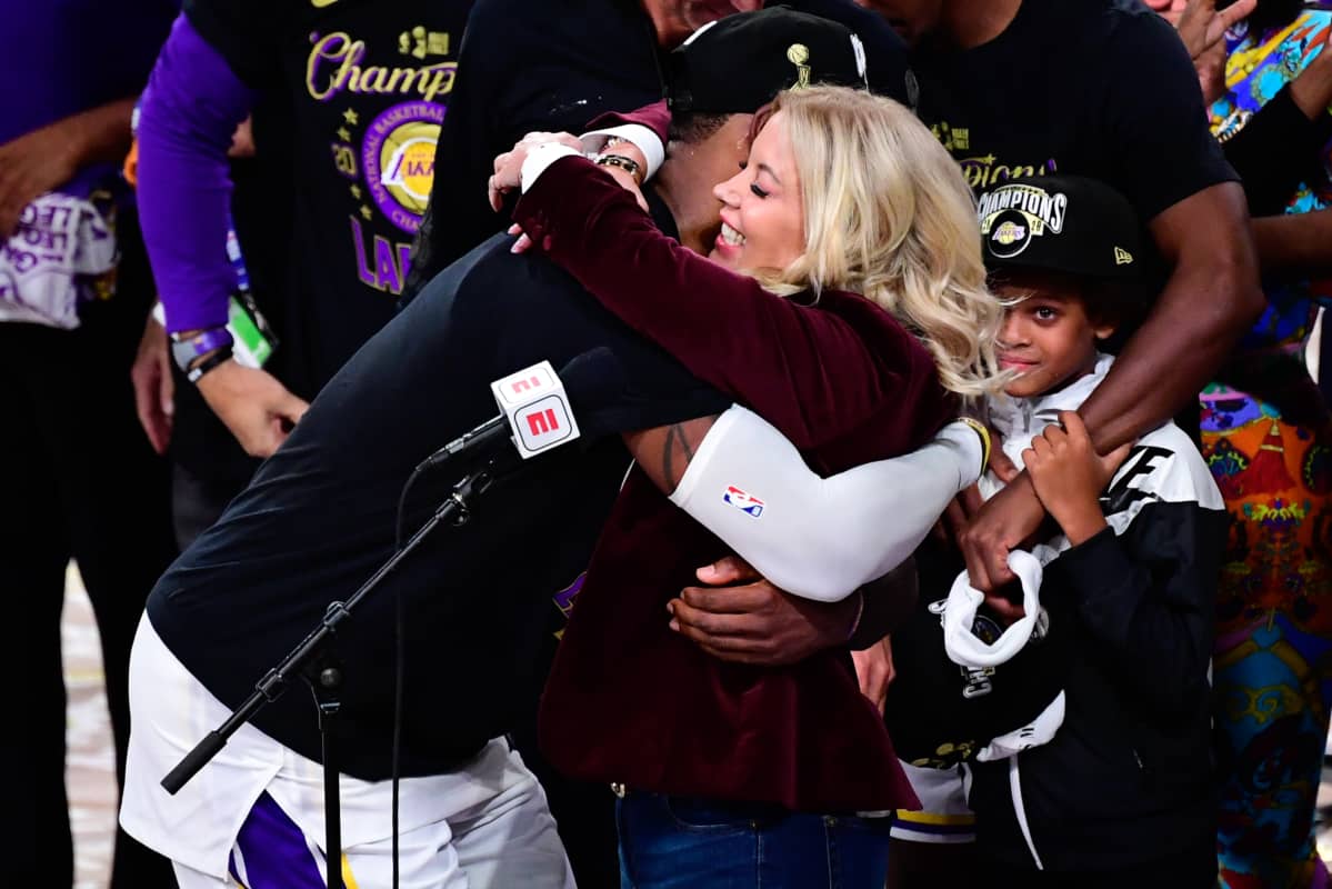 Jeanie Buss ja LeBron James halaavat Lakersin tämän vuoden mestaruusjuhlissa.