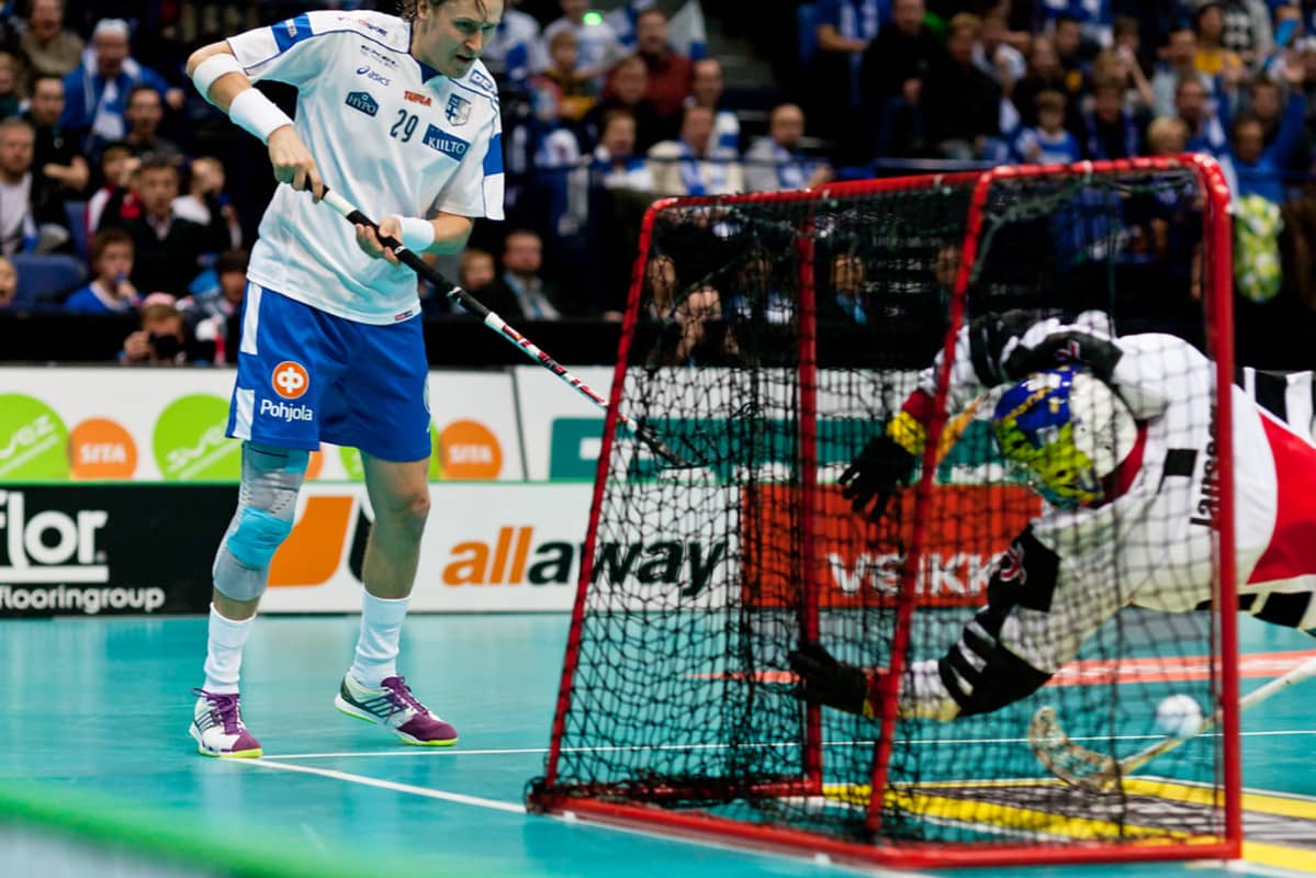 Mika Kohonen viimeistelee Suomelle loppuottelussa 3-1 kotikisoissa 2010.