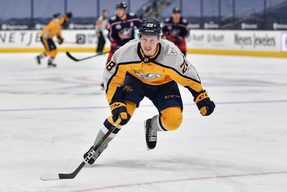 Eeli Tolvanen luistelee.