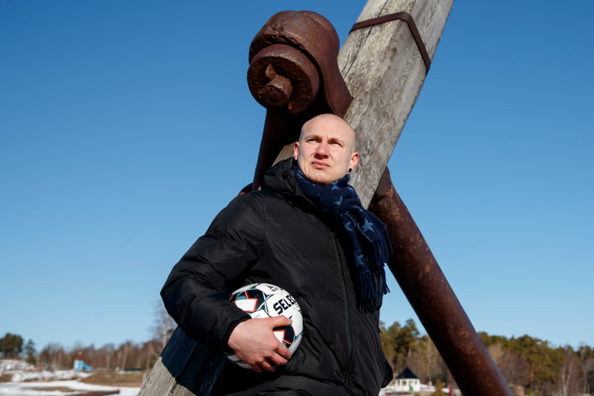 Johannes Laaksonen poseeraa kameralle.