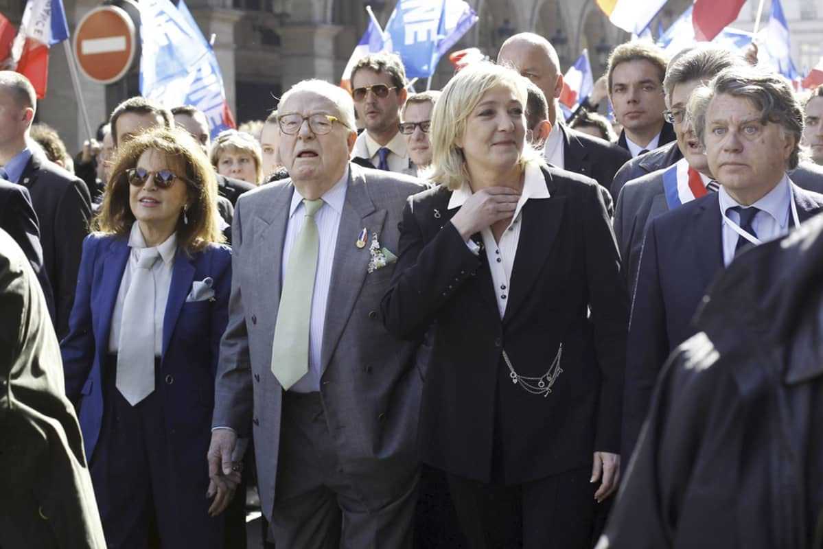 Marine Le Pen seurueineen.