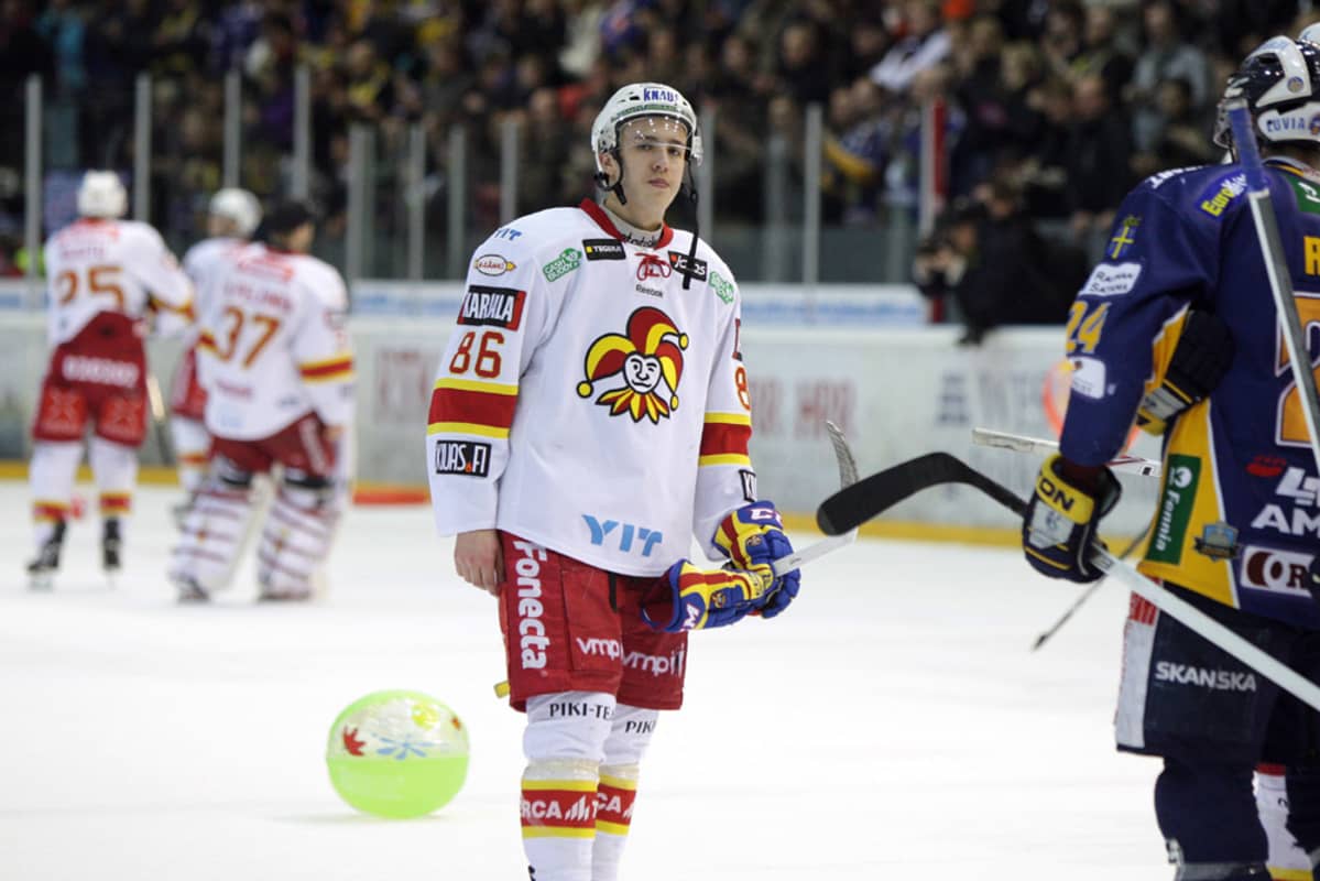 Jokerit ja rantapalloja kuvassa