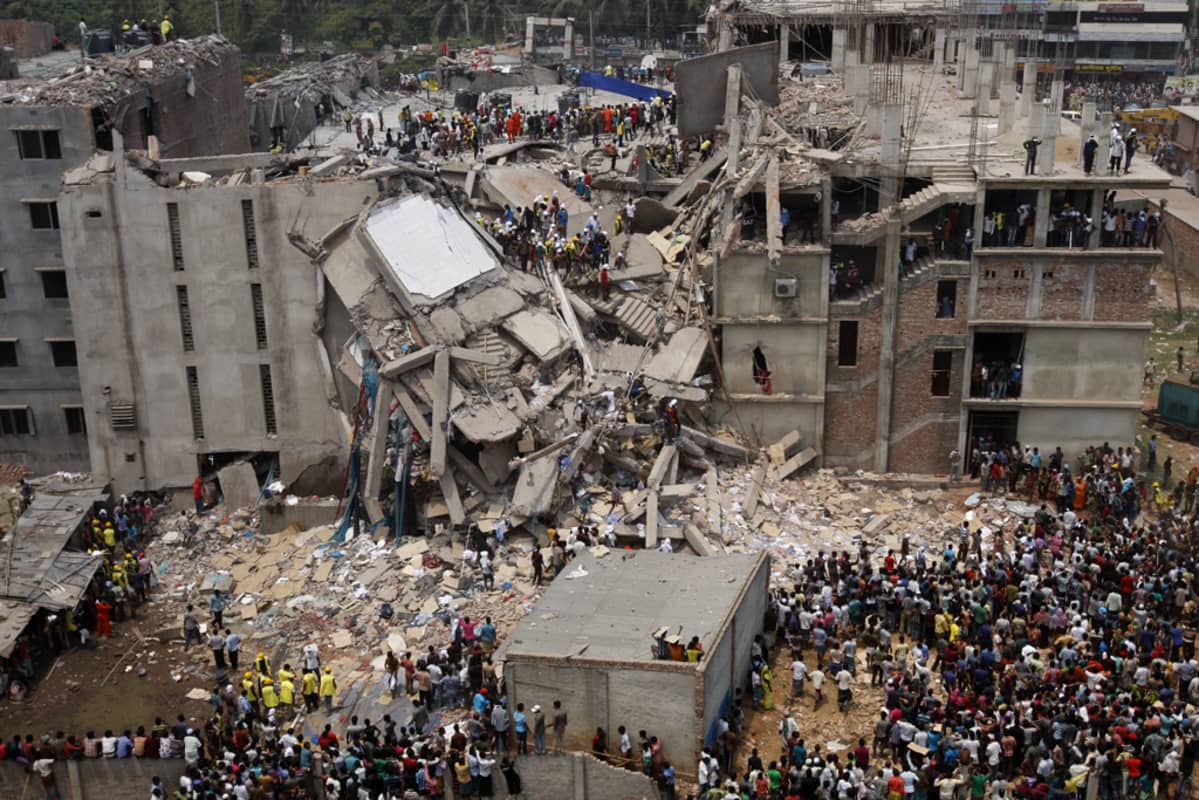 Bangladeshissa sortuneen tekstiilitehtaan rauniot.