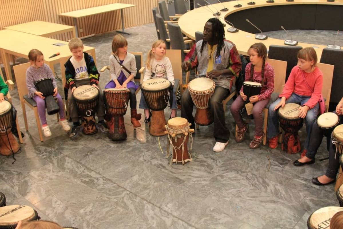 Ijahis idja 2012 musihkkabargobájit mánáide.
