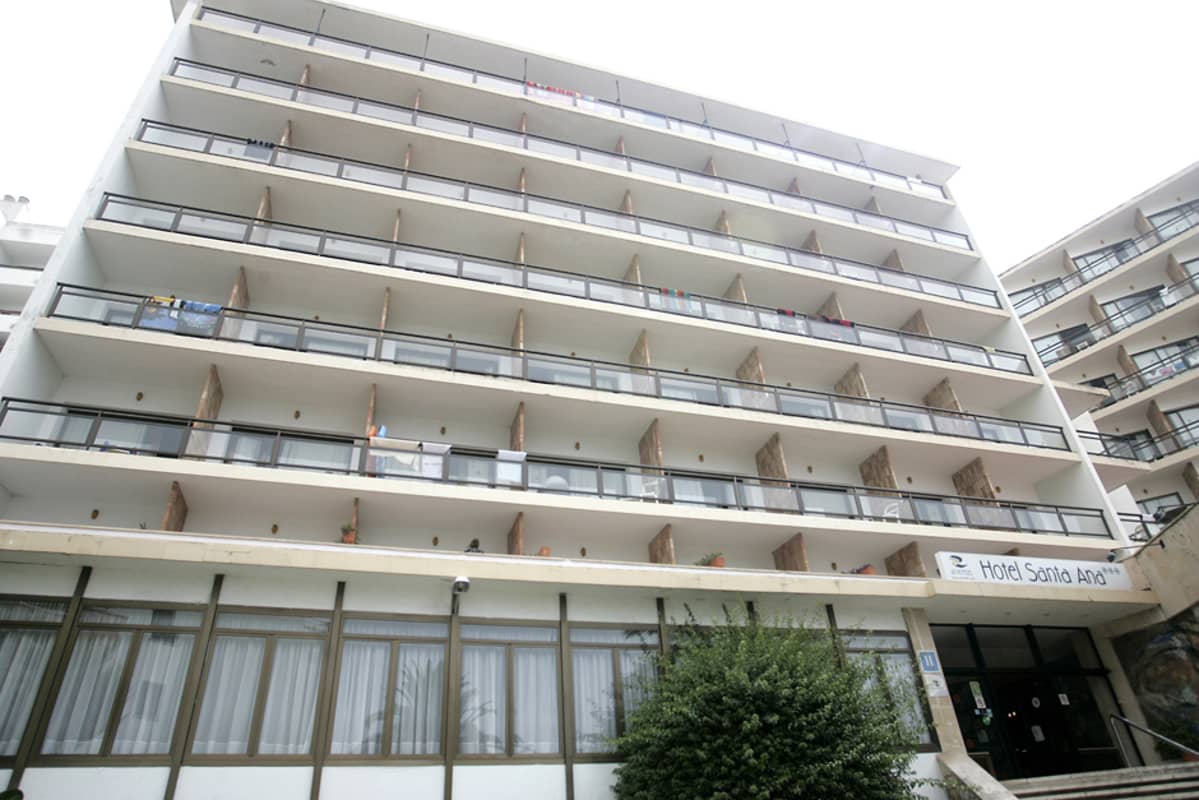 Kuva seitsemän kerrosta korkeasta vaaleasta hotellista.