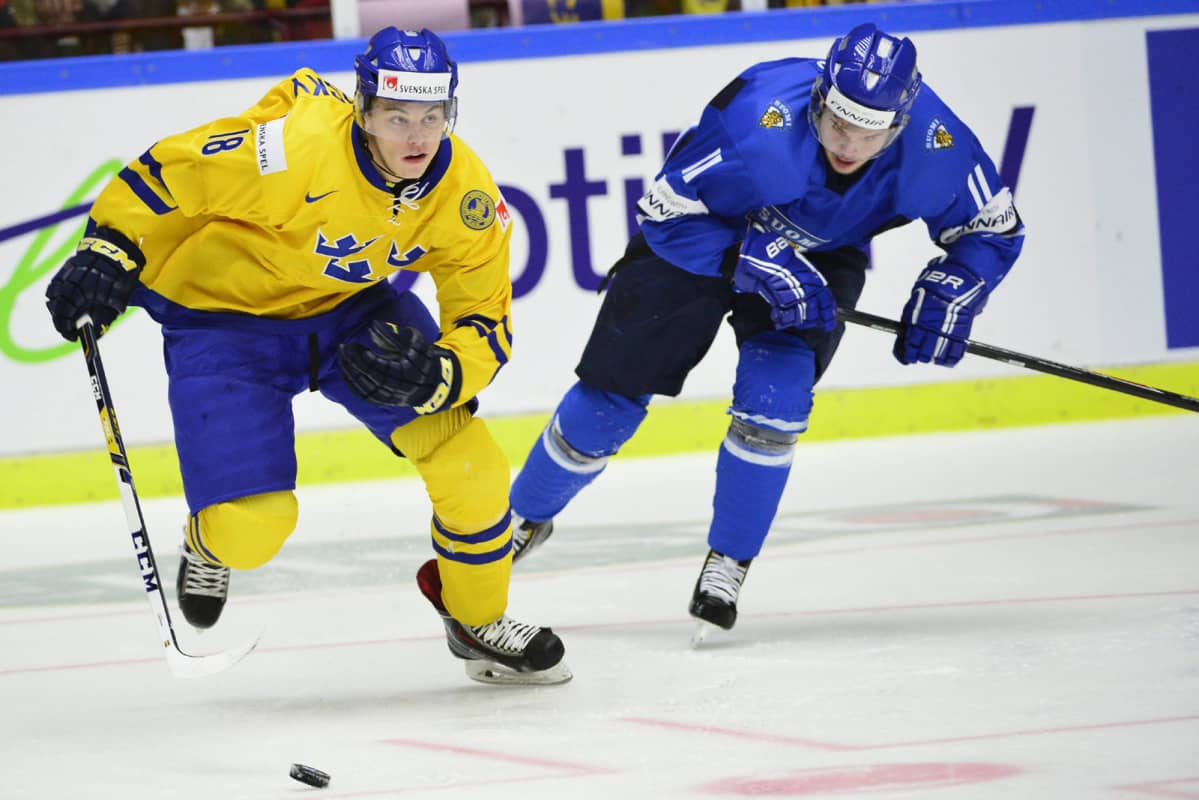 Suomen Joni Nikko jahtaa Ruotsin Andre Burakowskya.