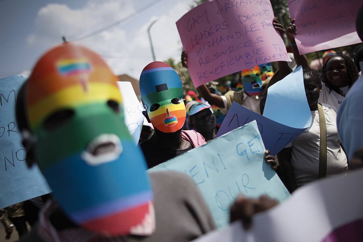 Sukupuolivähemmistöjen tukijat osoittavat mieltään homovastaista lakia vastaan.