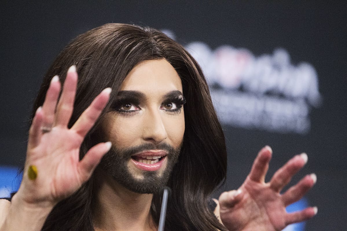 Itävallan Conchita Wurst lehdistötilaisuudessa lauantaisen viisuvoittonsa jälkeen.