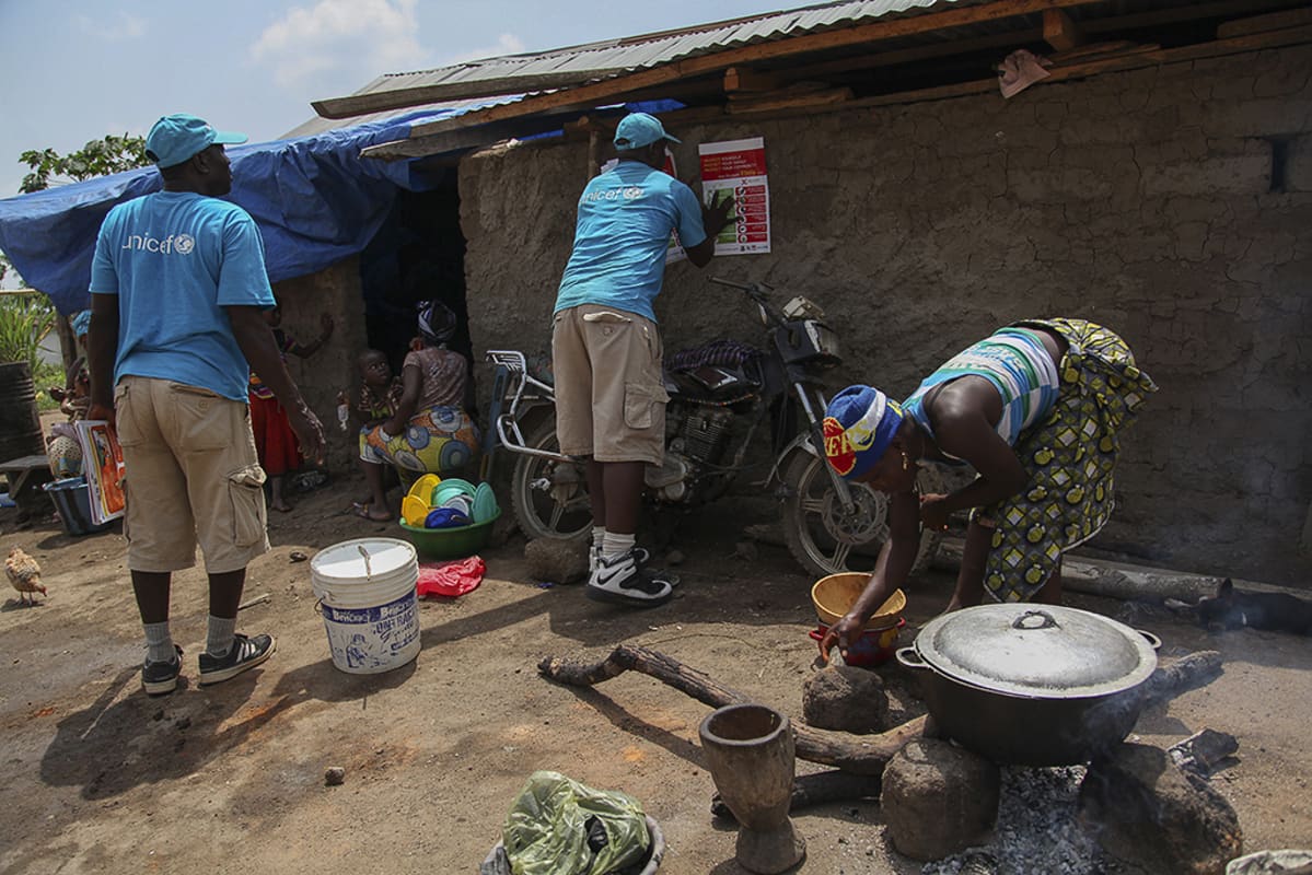 Unicefin työntekijät levittävät ebola-viruksesta kertovia julisteita Liberian Foyan alueen kyliin.