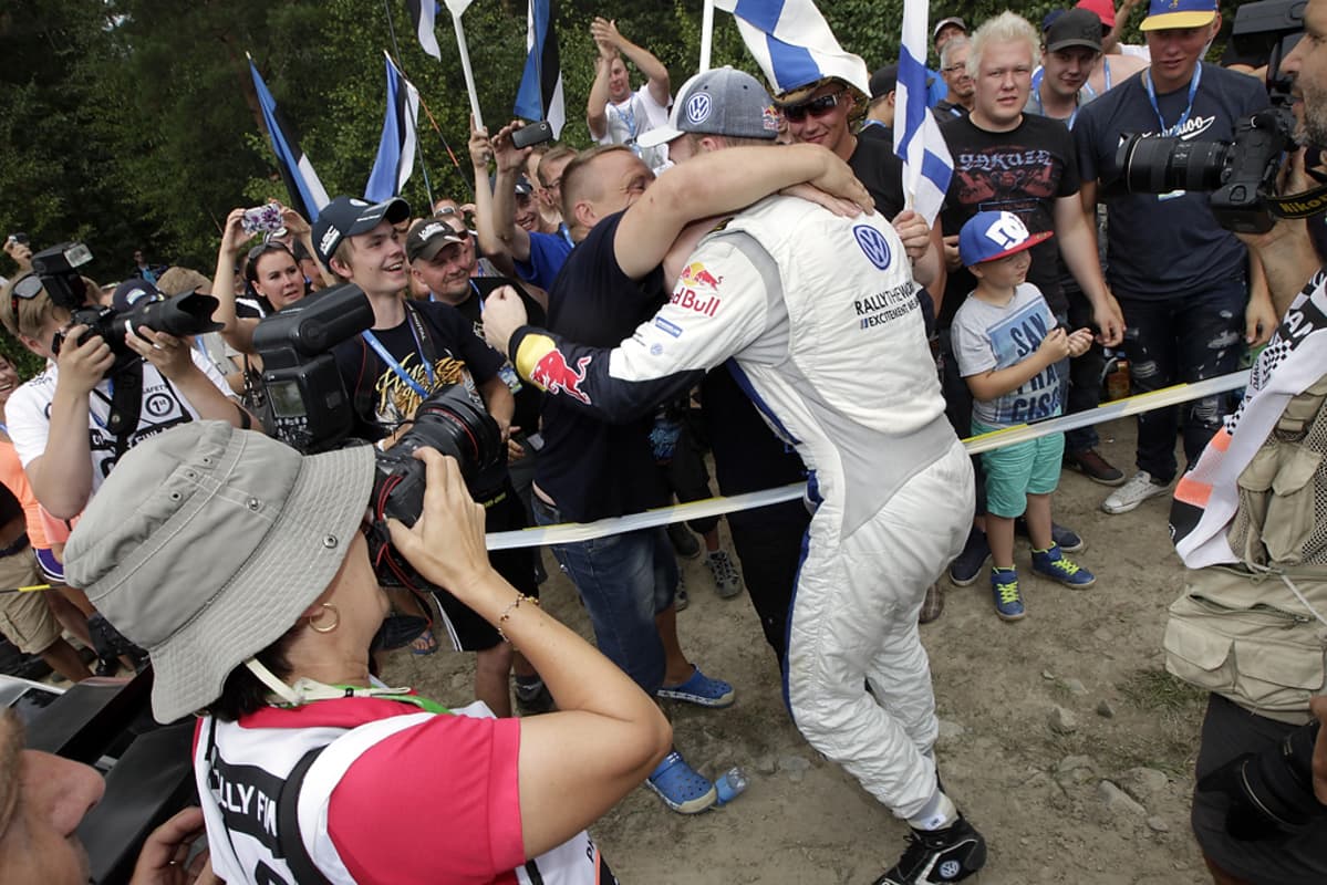 Jari-Matti Latvala halaa yleisöä Ruuhimäki 2