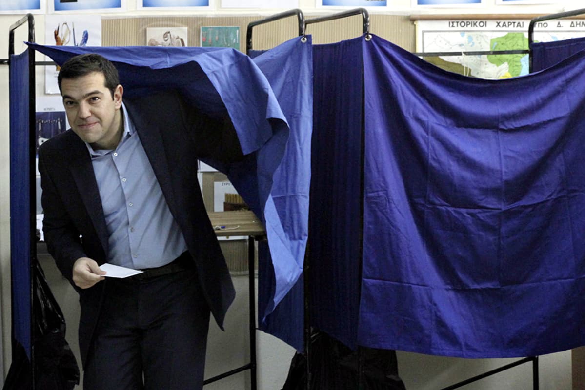 Alexis Tsipras äänestämässä.