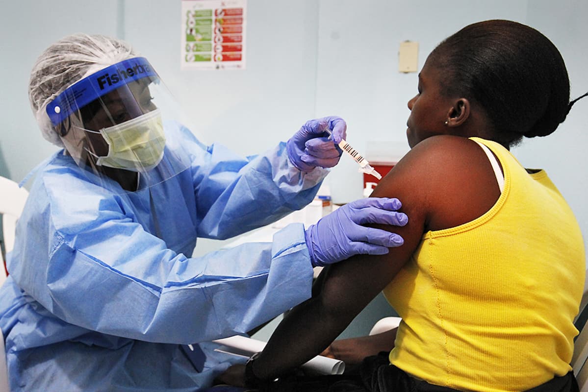 Liberialainen sairaanhoitaja antoi kokeellista Ebola-rokotetta naiselle 2. helmikuuta.