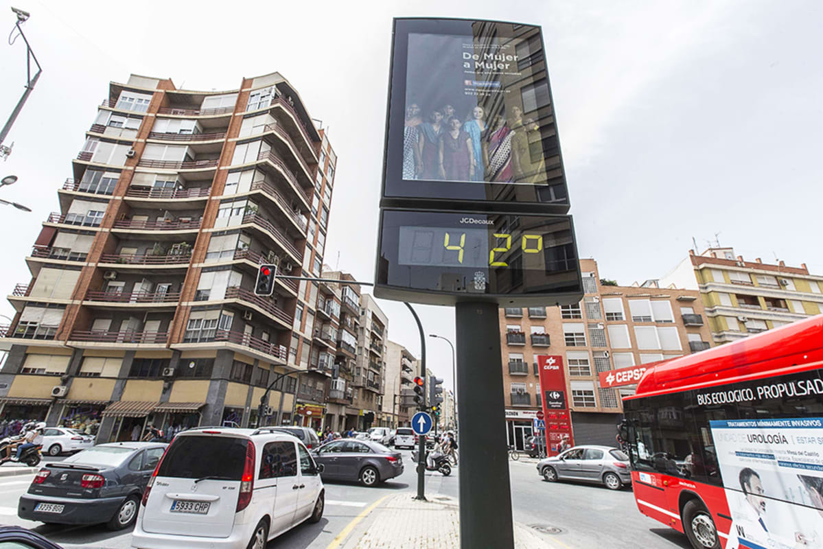 Lämpömittari näyttää 42 asteen lämpötilaa kadulla Murciassa, Espanjassa, toukokuussa 2015.