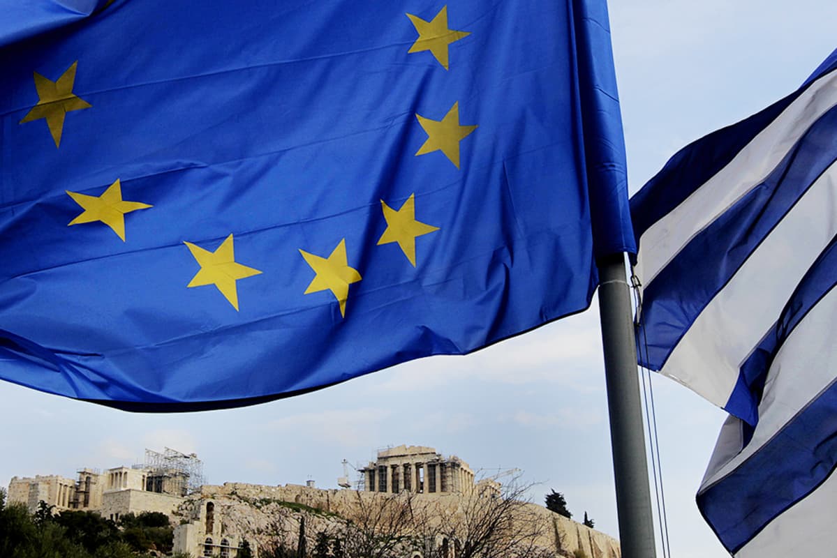 Euroopan lippu ja Kreikan lippu.