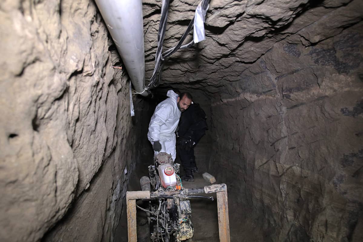 Mies tunnelissa.
