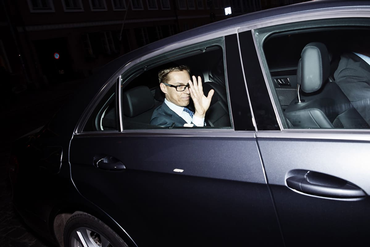 Valtiovarainministeri Alexander Stubb (kok) saapuu autolla valtioneuvoston linnaan Helsingissä perjantaiaamuna 6. marraskuuta.